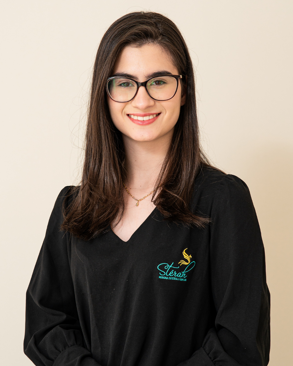 Mulher de óculos sorrindo.