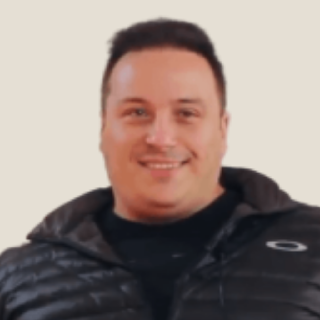 Homem com sorriso simpático