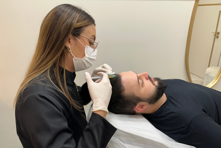 Médica fazendo tratamento para calvície