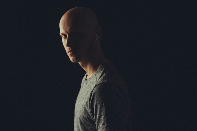 homem após raspar a cabeça