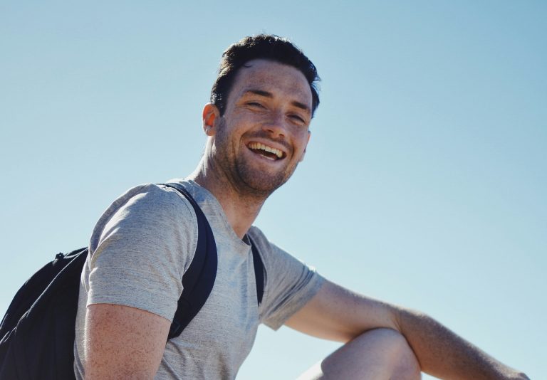 Homem feliz de reinventar