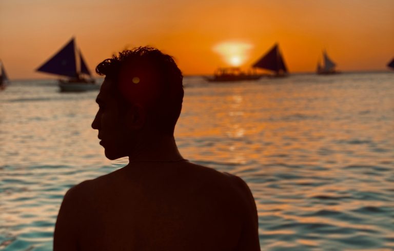 Homem no verão na praia