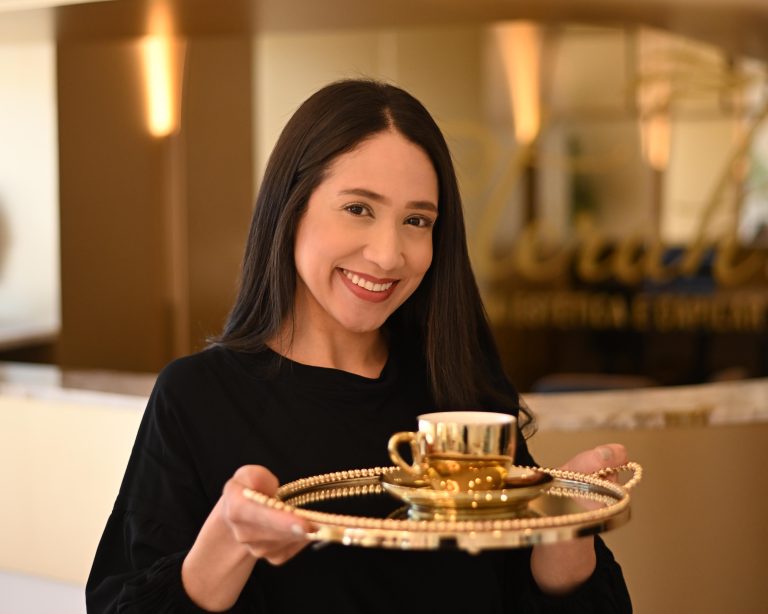 Atendente espera para primeira consulta na Stërah