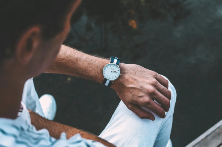 homem olhando o resultado